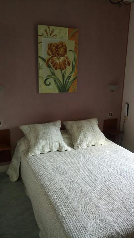 Auberge La Croix Blanche Combreux Luaran gambar